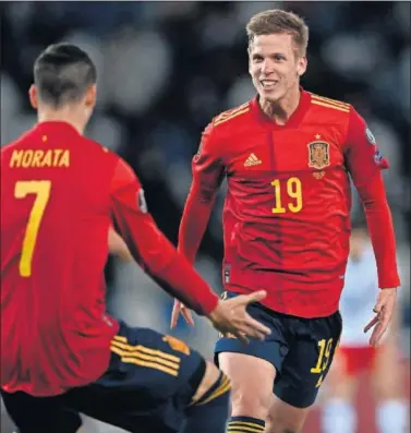  ??  ?? Dani Olmo celebra su gol a Georgia con Morata.