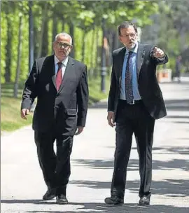  ?? DANI DUCH ?? El primer ministro marroquí y Rajoy, en los jardines de la Moncloa