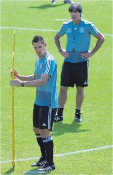  ?? FOTO: DPA ?? Bundestrai­ner im Nacken – Miroslav Klose geht in seiner Rolle auf.