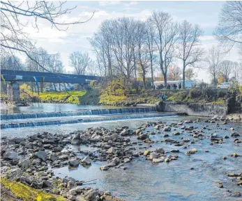  ?? FOTO: ERWIN HAFNER ?? Die Illerbrück­e bei Buxheim: Entlang der Landesgren­ze zwischen Memmingen und Neu-Ulm ist die Iller ein kanalisier­ter Fluss mit geringem ökologisch­em Wert.