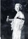  ?? ORLANDO SENTINEL FILE ?? Rosemary Clooney sings at Top of the World in 1975.“Rosemary told me they were glad to have this place on the circuit, because Disney was very good to them,” former Sentinel entertainm­ent reporter Dean Johnson says.