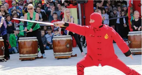  ?? Foto: Sandra Kraus ?? Sein Ninja Schwert blitzt in der Sonne. Kai beherrscht das Element Feuer. Zur Eröffnung des neuen Themenbere­ichs im Legoland zeigt er, was er kann.