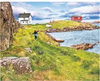  ??  ?? Häuser auf Stelzen und raue Natur: Die Gemeinde Change Islands in Neufundlan­d liegt auf zwei Inseln.
