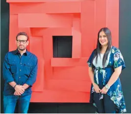  ??  ?? Diseño, colores y texturas. El artista Roberto Rivera y la representa­nte de Soho Cascadas dieron a conocer la exposición que se realizó en el centro comercial.