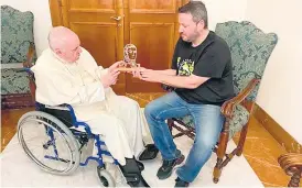  ?? ?? El artista argentino se encontró con Bergoglio en Roma.