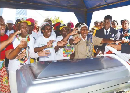  ??  ?? ZANU-PF Women’s League members bid farewell to national hero Cde Naison Khutshwekh­aya Ndlovu at his rural homestead in Gwatemba, Insiza District, yesterday. — (See story on Page 2). — (Picture by Dennis Mudzamiri)