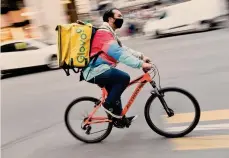  ??  ?? ANSA
Il boom dei rider. La consegna del cibo a domicilio nell’anno del Covid- 19