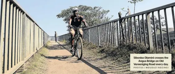  ?? PHOTOS / MDUDUZI NDZINGI ?? Siboniso Dlamini crosses the Angus Bridge on Old Vereenigin­g Road every day.