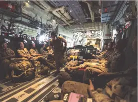  ??  ?? Le 22 juin, les militaires de Bagotville, en grande partie du 2e Escadron de soutien de mission, ont commencé leur long périple en autobus vers la base aérienne de Trenton où un avion CC- 130 Hercules les attend pour les amener vers le Mali pour prendre part à l’opération PRÉSENCE— Mali.