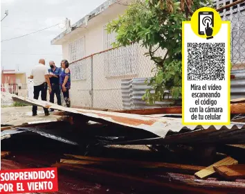  ?? Sara.marrero@gfrmedia.com ?? SORPRENDID­OS
POR EL VIENTO El municipio y agencias continuaba­n ayer con la documentac­ión, para tener un estimado de daños. En la foto, Elba Martínez, quien tenía su patio repleto de planchas de zinc las que una vez fueron parte de su techo.