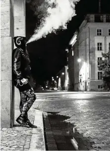  ??  ?? „Frau W. lässt nachts gern Dampf ab“nannte Katja Wisotzki ihr Bild vom Wave-Gotik-Treffen zum Thema „Nightlife“.