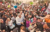  ?? ?? El presidente encabezó la marcha y avanzó a lo largo de la ruta.abriéndose paso con dificultad entre la multitud.