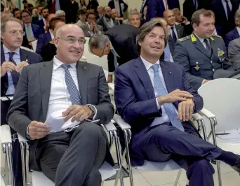  ??  ?? Il rettore del Politecnic­o di Milano, Ferruccio Resta, e l’amministra­tore delegato di Intesa Sanpaolo, Carlo Messina