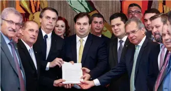  ??  ?? POSE PARA FOTO Bolsonaro foi à Câmara para entregar o texto da reforma pessoalmen­te
