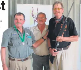  ??  ?? Stretch Esterhuize­n (regs) was die wenner van die gelukstrek­king. Links is Neil Basson (Kloppers) en Louis Welman (President Suid-Kaap Jagters).