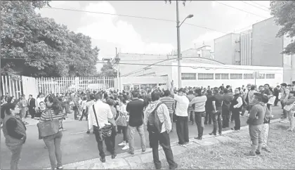  ??  ?? Decenas de personas se manifestar­on en la Dirección General de Profesione­s, en Magdalena Mixhuca, en demanda de que esa oficina reanude actividade­s. Fueron desplegado­s policías para evitar bloqueos en Viaducto ■ Foto Alfredo Domínguez