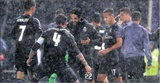  ??  ?? BAILANDO BAJO LA LLUVIA. Tras el pitido final, Ramos acudió a celebrar el pase a Cardiff con Isco pese al aguacero que caía sobre el Calderón.