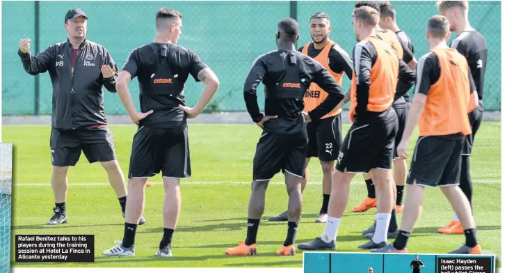  ??  ?? Rafael Benitez talks to his players during the training session at Hotel La Finca in Alicante yesterday