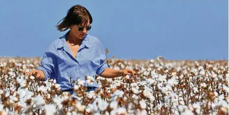  ?? PHOTO: CONTRIBUTE­D ?? FIELD OF ORIGIN: Fashion and lifestyle blogger Chelsea Thomas is helping to promote Jeanswest’s supply chain traceabili­ty program around Australian cotton garments.