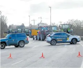  ?? ?? Un dispositiv­o de la Guardia Civil corta el paso a los manifestan­tes.