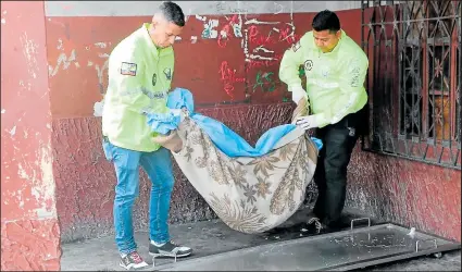  ?? Fotos: Christian Vinueza / EXTRA ?? El cuerpo fue abandonado afuera de una tienda, en el oeste del Puerto Principal.