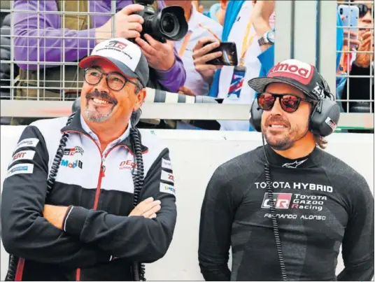  ??  ?? BUENA SINTONÍA. Rob Leupen, director del equipo Toyota del WEC, y Fernando Alonso han congeniado bien desde el prinicipio.
