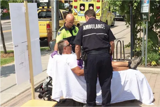  ?? PHOTO COLLABORAT­ION SPÉCIALE, GENEVIÈVE QUESSY ?? Stéphane Breault a été transporté en ambulance à sa 11e journée de grève devant l’hôtel de ville de Rawdon.