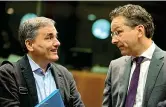  ??  ?? L’incontro Da sinistra il ministro delle Finanze greco Euclid Tsakalotos e il presidente dell’Eurogruppo Jeroen Dijsselblo­em