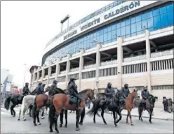  ??  ?? CONTROL. Policías a caballo montan guardia en el Calderón.