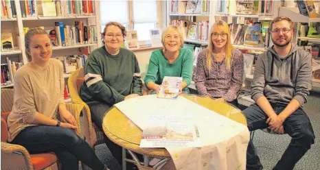  ?? SZ-FOTO: MENI ?? Das Team der Stadtbüche­rei Ehingen: Claudia Seliger (von links), Natalie Ruoff, Birgit Heuschkel, Klaudia Gräter und Sebastian Luckas.