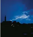  ?? Foto: Marcus Merk ?? Gewitter tobten in der Region: Ein Blitz schlug in der Nähe der Wallfahrts­kirche in Biberbach ein.