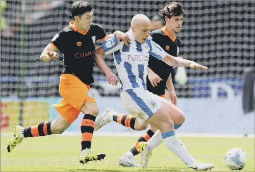  ?? PICTURE: STEVE ELLIS ?? CENTRE OF ATTENTION: Huddersfie­ld Town’s Aaron Mooy, seen in play-off semi-final action against Sheffield Wednesday, will be out to sink Reading on Monday.