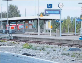  ?? FOTO: PAULINA STUMM ?? Der Bahnhof in Aulendorf soll barrierefr­eier werden.
