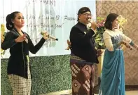  ?? RETNO DYAH/JAWA POS ?? MC: Ki Joni Susilowibo­wo (tengah) menyumbang­kan lagu Jawa saat perayaan ulang tahun Pappan pada Senin (14/5).