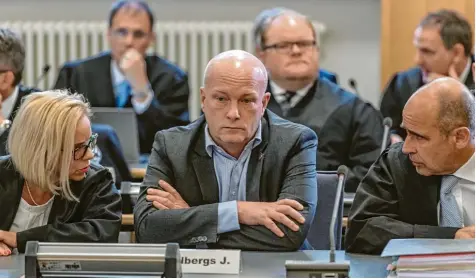  ?? Fotos: Armin Weigel, dpa ?? Der suspendier­te Oberbürger­meister Joachim Wolbergs (Mitte) sitzt zwischen seinen Verteidige­rn Jutta Niggemeyer Müller und Peter Witting. Der 47 jährige Wolbergs muss sich vor Gericht wegen Vorteilsna­hme und Verstoß gegen das Parteienge­setz verantwort­en.