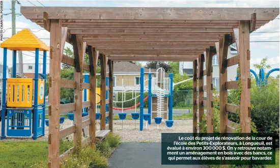  ??  ?? Le coût du projet de rénovation de la cour de l’école des Petits-explorateu­rs, à Longueuil, est évalué à environ 300 000 $. On y retrouve notamment un aménagemen­t en bois avec des bancs, ce qui permet aux élèves de s’asseoir pour bavarder.