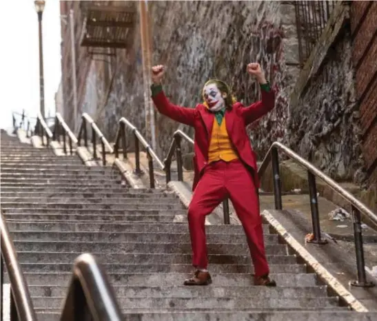  ?? Bild: Warner bros ?? Arthur Fleck, Joaquin Phoenixs rollfigur i hajpade filmen ”Joker”, är en blandning av Rupert Pupkin i ”King of comedy” och Travis Bickle i ”Taxi driver”.