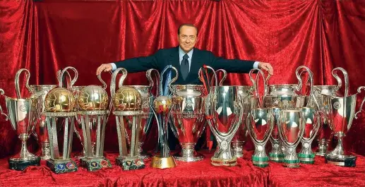  ??  ?? I trofei Silvio Berlusconi mostra i trofei vinti: in 29 anni da proprietar­io del Milan ha conquistat­o 28 trofei, 13 internazio­nali (tra cui 5 Champions, 2 Interconti­nentali) e 15 trofei italiani (8 scudetti, 6 Supercoppe, 1 Coppa Italia)