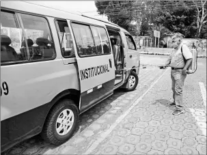  ?? Fotos Galo paguay / El COMERCIO ?? • Óscar Suntaxi no tiene trabajo, por la crisis en el transporte escolar.