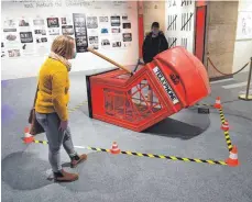  ?? FOTO: FELIX HÖRHAGER/DPA ?? „Death of a Phonebooth“: Die Schau im Isarforum im Deutschen Museum zeigt vorwiegend Reprodukti­onen und nur wenige Originale.