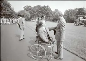  ?? U.S. National Archives and Records Administra­tion ?? Max Cleland with Jimmy Carter in July 1978.