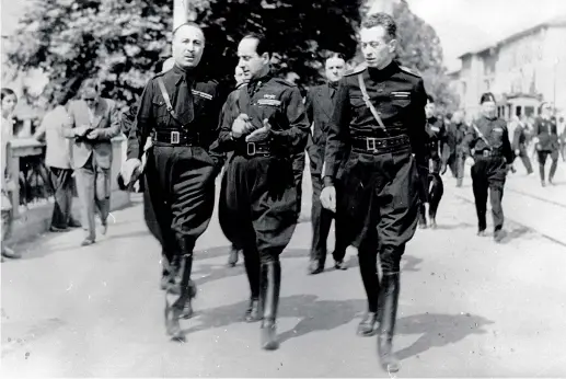  ??  ?? Il ras Roberto Farinacci (primo da sinistra) con altri esponenti fascisti. Nato a Isernia ma cremonese di adozione, Farinacci (1892-1945) fu uno dei capi (i «ras» dal nome dei signori feudali etiopi) più aggressivi dello squadrismo. Segretario del Partito fascista tra il 1925 e il 1926, sfruttò il suo potere per arricchirs­i