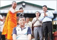  ?? PHA LINA ?? Opposition commune chief Seang Chet (centre) participat­es in a Buddhist ceremony after his release from prison yesterday.