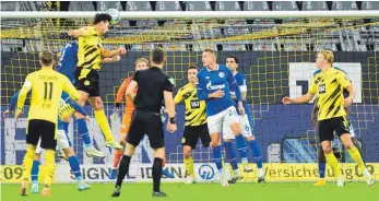  ?? FOTO: FRANK PETERS/IMAGO IMAGES ?? „Das stand ganz oben auf meiner Bucket-List“– so launisch kommentier­te Dortmunds Mats Hummels (4. v. li.) sein Kopfballto­r zum 3:0 im Derby.