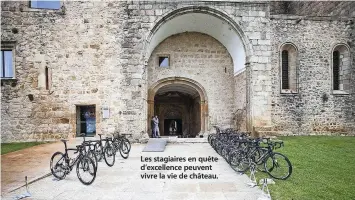  ??  ?? Les stagiaires en quête d’excellence peuvent vivre la vie de château.