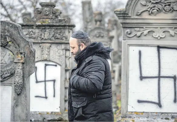  ?? FOTO: DPA ?? Der alltäglich­e Antisemiti­smus: Hakenkreuz­schmierere­ien auf einem jüdischen Friedhof.