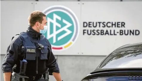  ?? Foto: Frank Rumpenhors­t, dpa ?? Vor der Zentrale des Deutschen Fußball‰Bundes fuhren am Mittwochmo­rgen Polizeifah­rzeuge vor. Die Räumlichke­iten wurden untersucht, da gegen den Verband der Verdacht der Steuerhint­erziehung besteht. Die Fahnder nahmen jede Menge Akten mit.