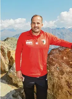  ?? Foto: Klaus Rainer Krieger ?? Manuel Baum als Gipfelstür­mer jüngst in Südtirol: Der FCA Trainer tritt am Samstag mit seinem Team in England an.