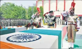  ?? HT PHOTO ?? BSF IG Ram Avtar paying tributes to the two personnel during a wreathlayi­ng ceremony in Jammu on Sunday. 12 civilians were also injured in heavy shelling from Pakistan side in Akhnoor sector.