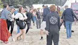  ?? BILD: Erhard Drobinski ?? Tanzen im Sand: Im Publikum herrschte gute Stimmung – und auch das Wetter spielte mit.